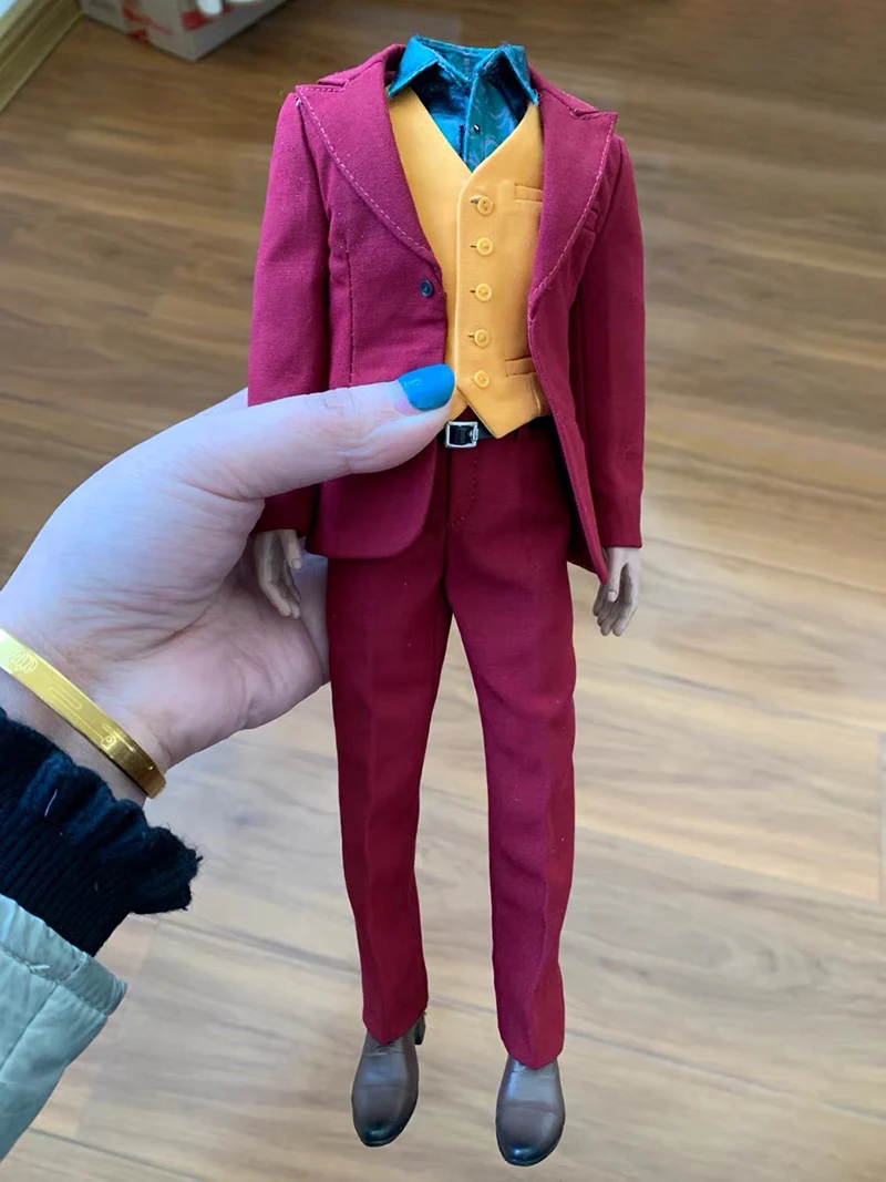 Toy Center CEN-M13 1/6 Comico Set di abbigliamento Abito rosso Gilet giallo Camicia verde Accessori di abbigliamento per bambole Misura 12 ''Action Figure