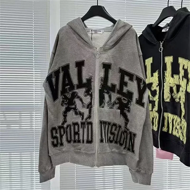 سترات رجالي رمادية مغسولة من VALLEY بشعار أمريكي عتيق مطرز بحروف كبيرة الحجم من القطن الخالص مع قلنسوة بسحاب