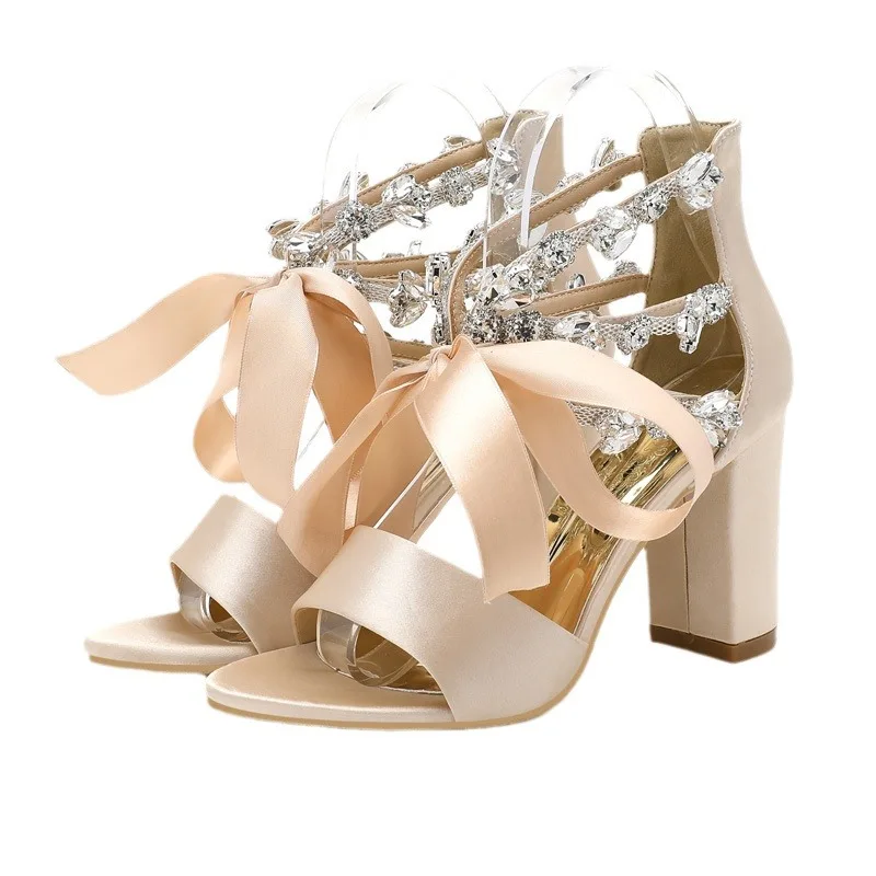 

Дизайнерская обувь 2026, абрикосовые атласные сандалии с ремешком на щиколотке и бантом, украшенные кристаллами, на блочном каблуке, на высоком каблуке, Q-730