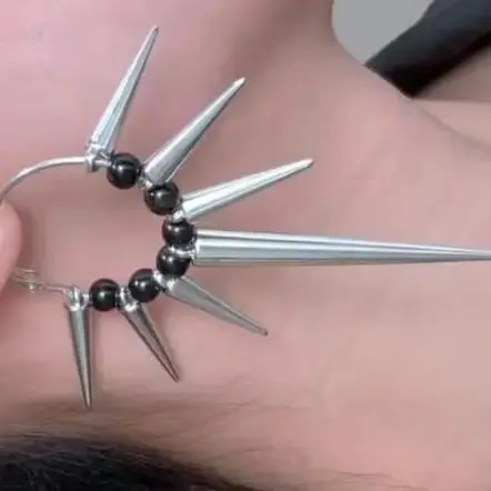 زوج واحد من الأقراط بتصميم قلب الشوك على الطراز القوطي القديم، أقراط على شكل قلب مع مسامير، أقراط محايدة هدية حفلة العطلات