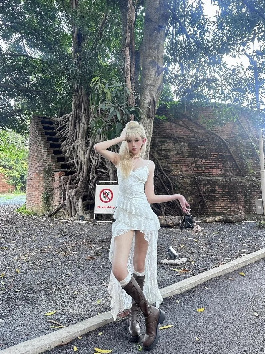 

Романтичное шелковое платье-футляр с асимметричным разрезом и кружевной отделкой для женщин