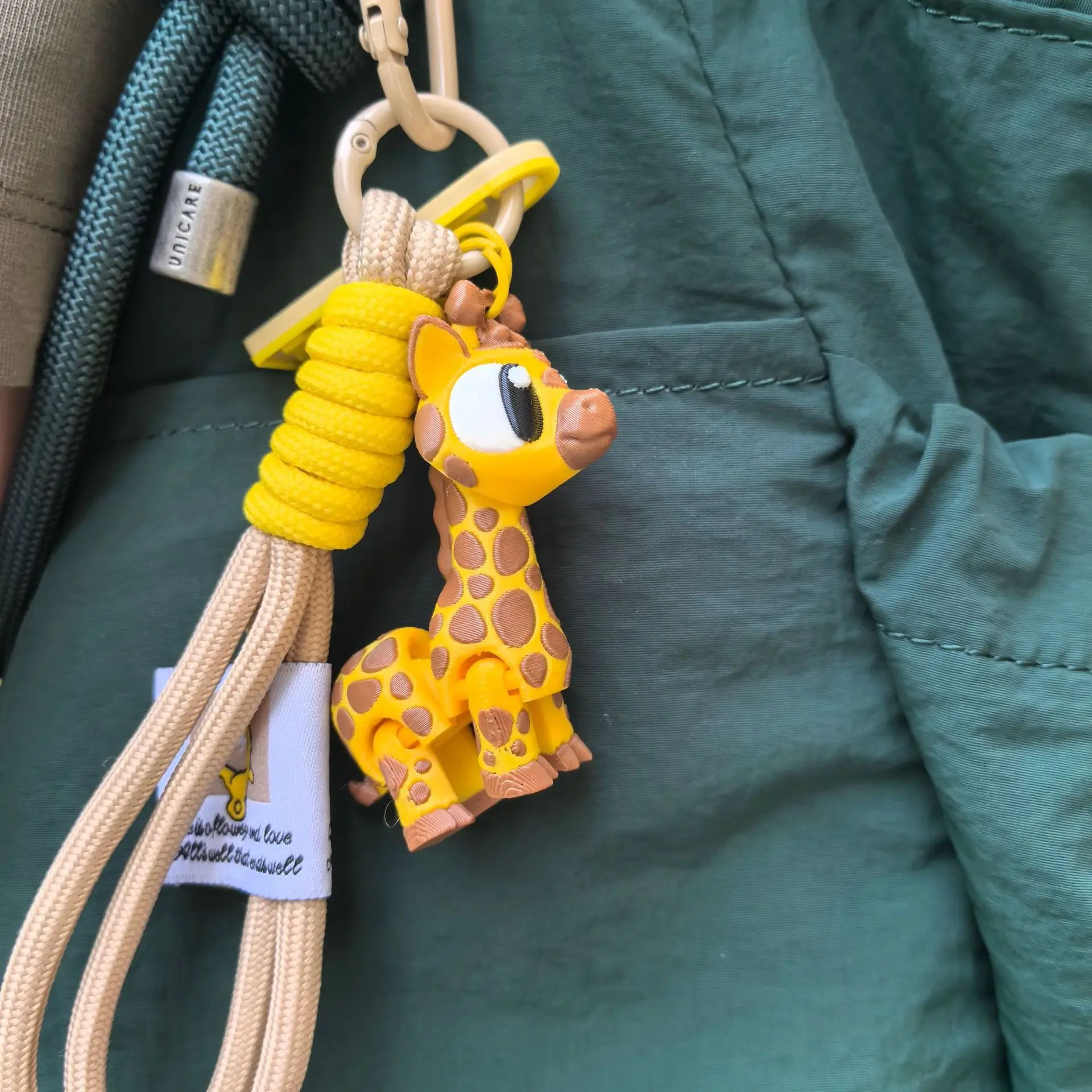 3D Printed Articulated Giraffe Resin Keychain with Paracord Lanyard and Carabiner Clip Cute Animal Bag Charm Hanging Toy Gift