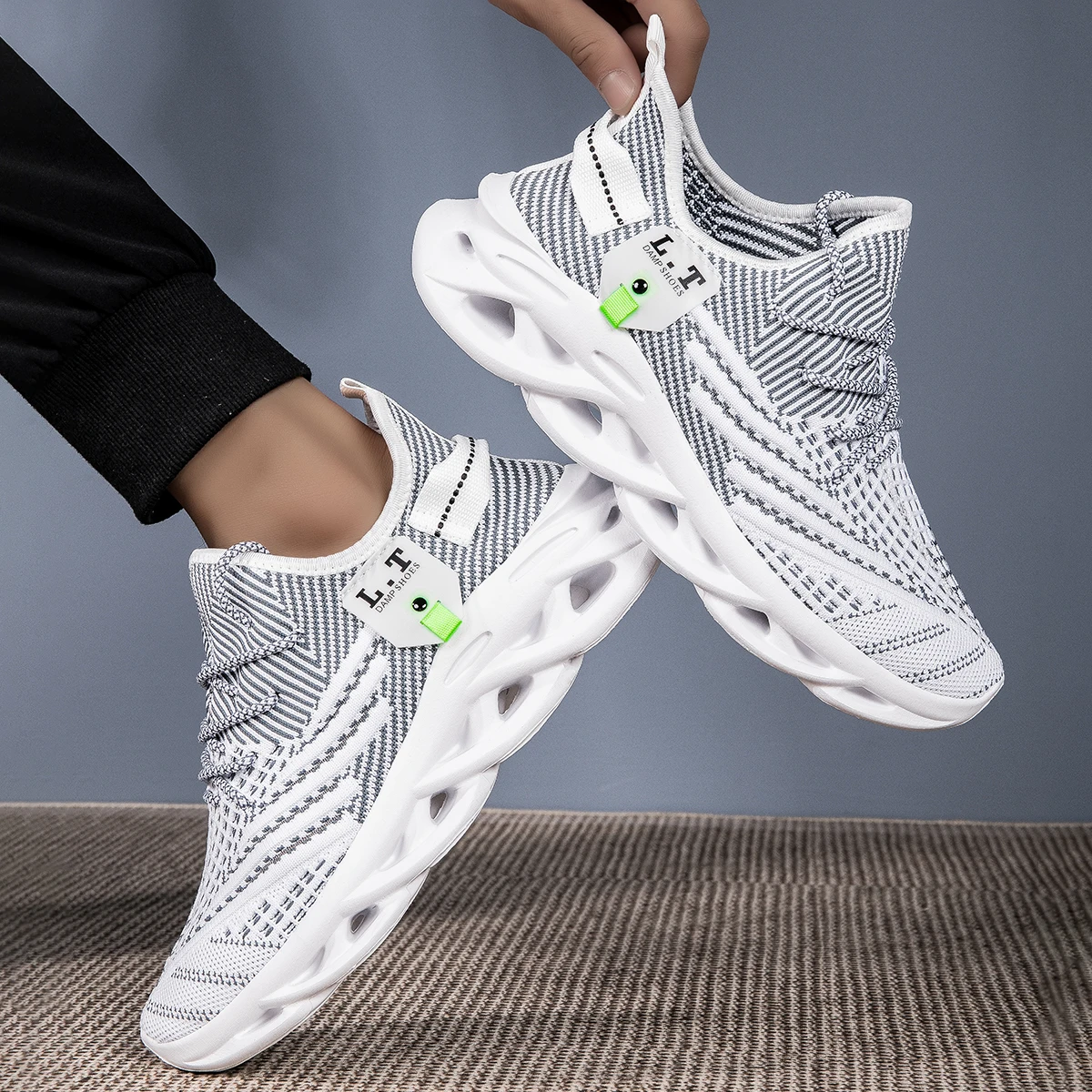 Nuovi uomini scarpe sportive casual sneakers leggere e traspiranti scarpe da corsa nere in mesh per esterni scarpe da passeggio per tennis da jogging atletiche