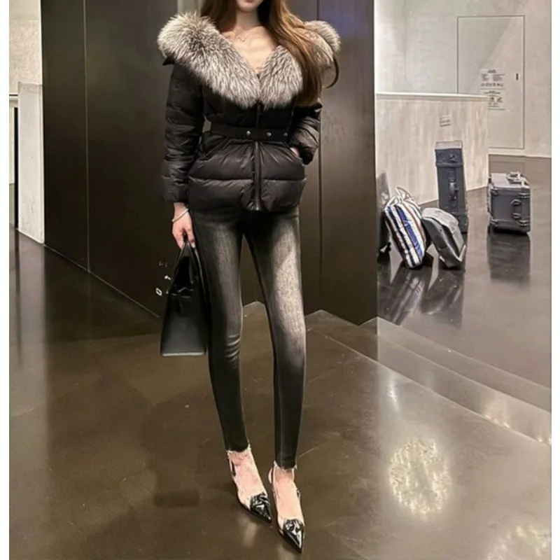 Abrigo acolchado de algodón negro para mujer, estilo corto con cuello de piel grande de piel sintética, ropa de abrigo súper bonita, moderna y ceñida a la cintura