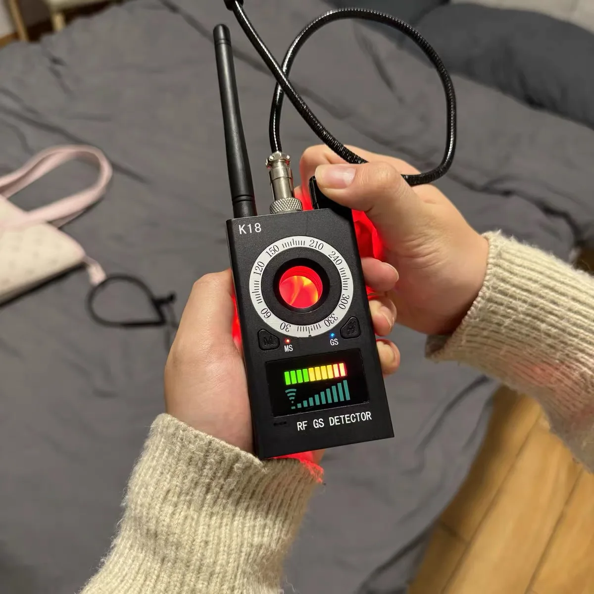 Anti-Candid Camera Detector RF Signal Detect 1-6.5GHz Find Hidden Camera/GPS Tracker Anti-Eavesdropping for Hotel/Office Privacy