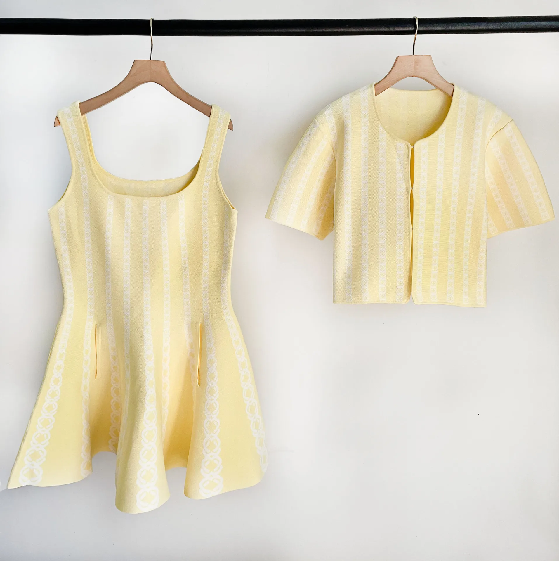 

Женский комплект из жаккардового трикотажа в полоску: мини-платье без рукавов с завышенной талией + кардиган с коротким рукавом, однобортный, с круглым вырезом, модный костюм