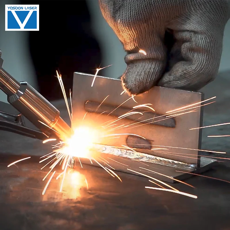 أقوى آلة لحام ليزر محمولة أحادية الطور 1500 واط صغيرة ثلاثة في واحد سعر آلة لحام بالليزر للمنزل