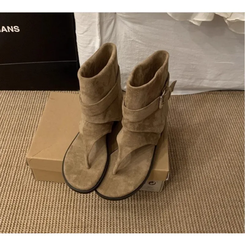Sandálias Rasteiras com Presilha no Dedo 2025: Tendência de Moda Primavera/Verão, Botas Casuais para Calças e Vestidos, Estilo Urbano