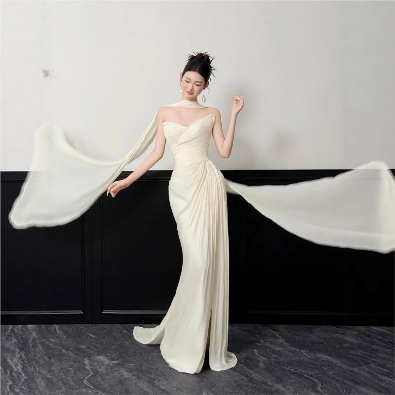 

A light luxury pleated gauze design for niche banquet host's dress