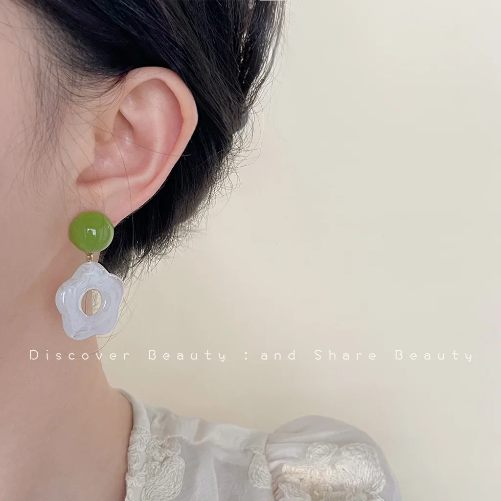 DIY accessories Small fresh and smudged acrylic flower earrings, Korean temperament sweet earrings, simple niche Mori fashion ea