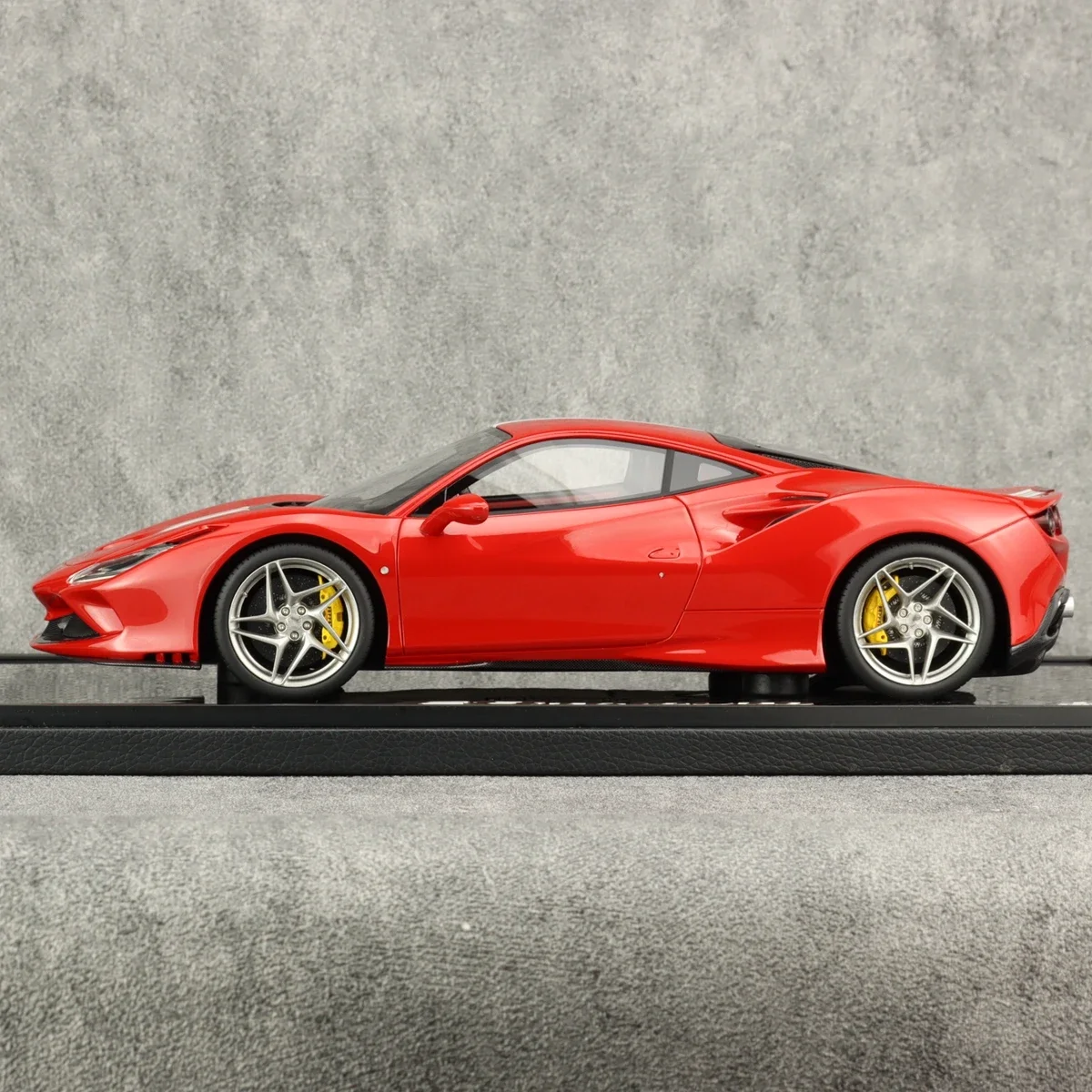 BBR 1:18 F8 Tributo Club 맞춤형 에디션 시뮬레이션 한정판 수지 금속 정적 자동차 모델 장난감 선물