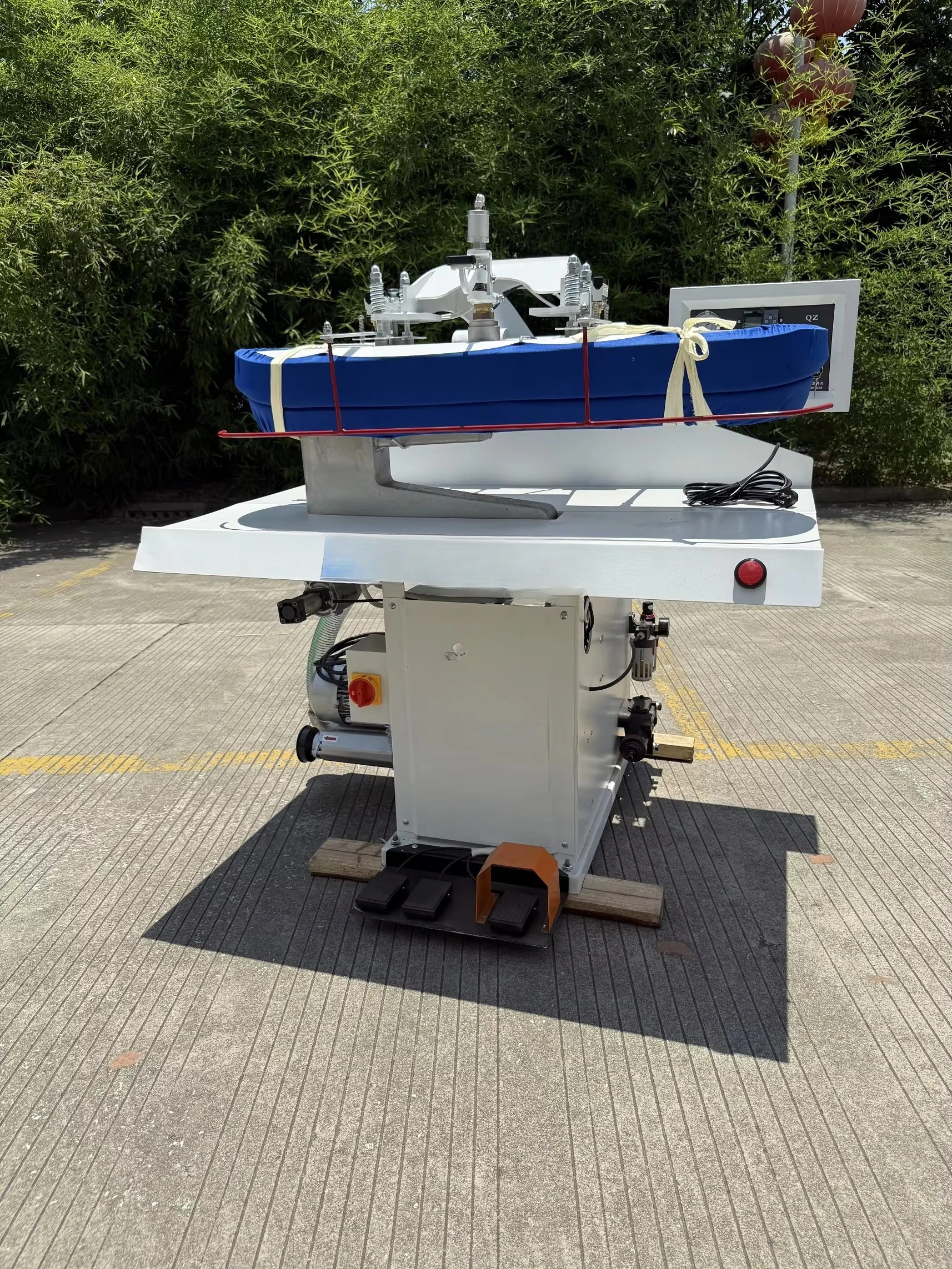 Industrial steam press, clothing, commercial laundry equipment, shirts and pants, press iron, heating iron