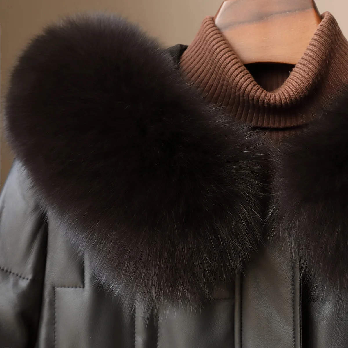 100% جلد الغنم الثعلب الفراء طوق مقنعين أوزة أسفل سترة جلدية 2025 المرأة معطف جلد طويل حقيقي