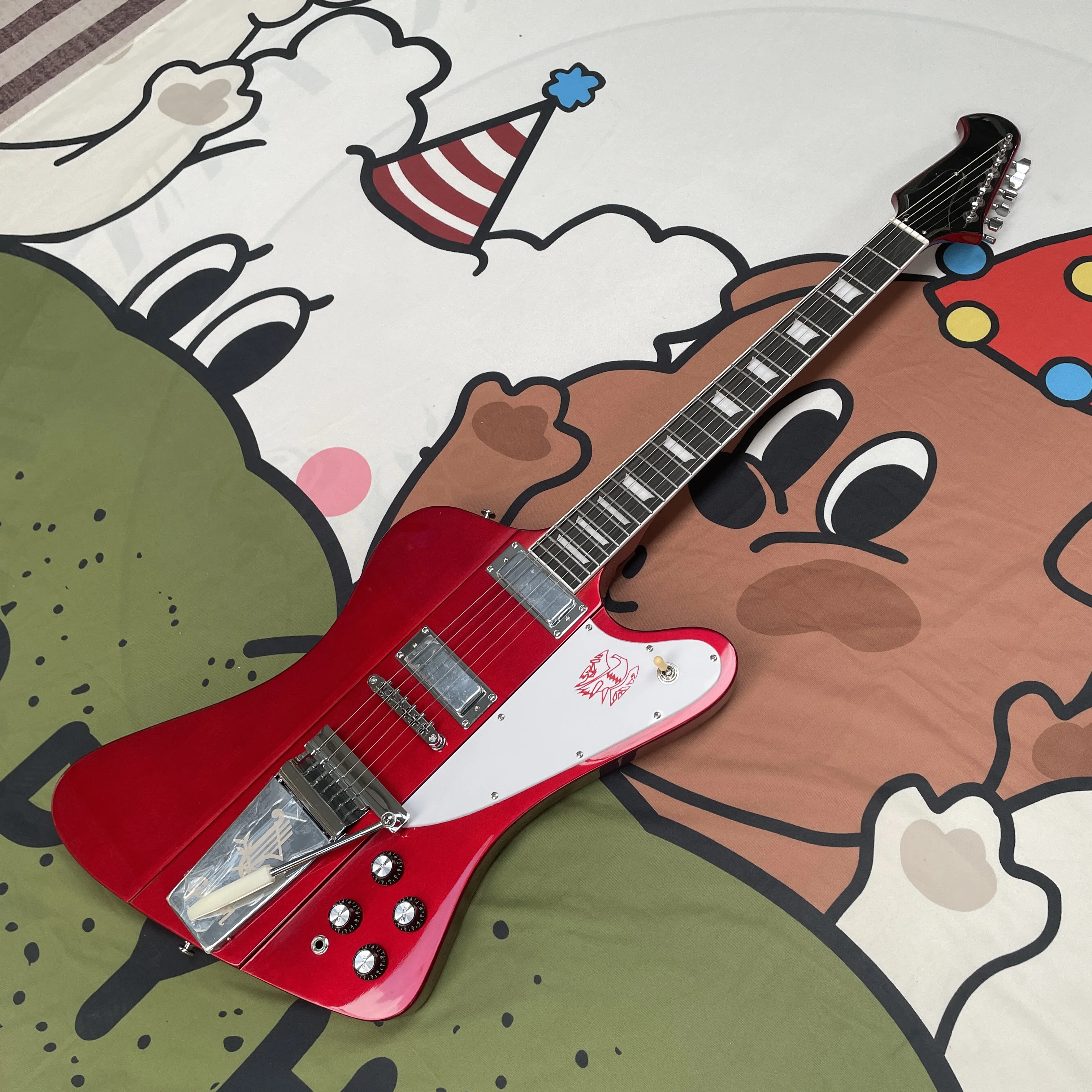 

Электрогитара Red Firebird с цельным корпусом, шестиструнная, с грифом из красного дерева, с накладкой из палисандра.