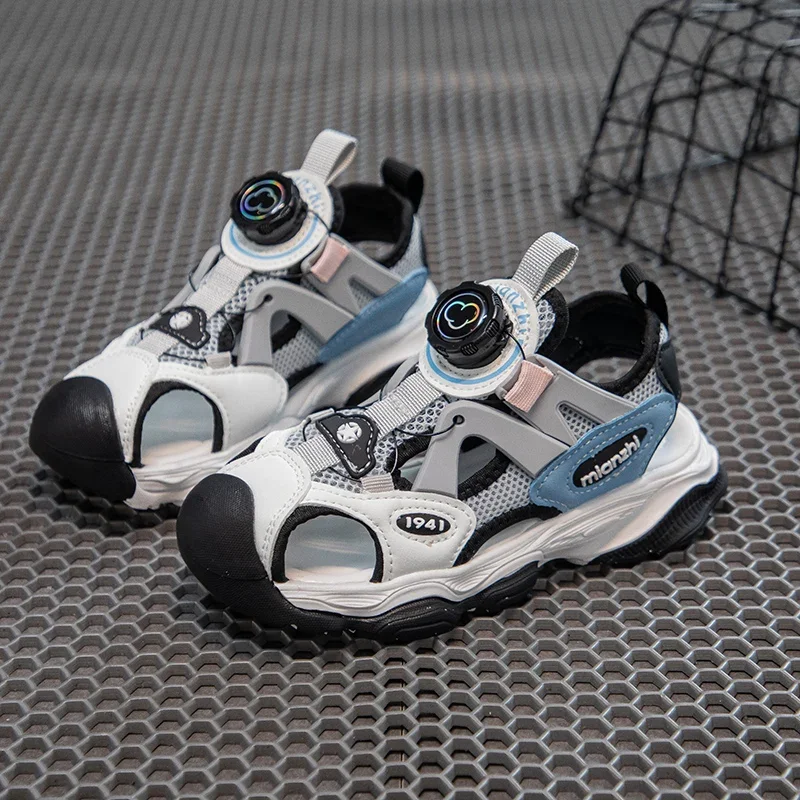 2025 Sandali sportivi per bambini estivi Copri dita dei piedi Scarpe cave per ragazzo Ruota scarpe da ginnastica con bottoni Sandali da corsa per ragazze traspiranti 26-37