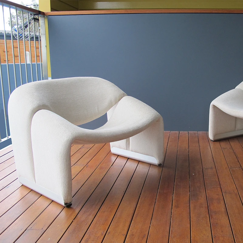 Creative fiberglass M-shaped chair with hollow groove streamer