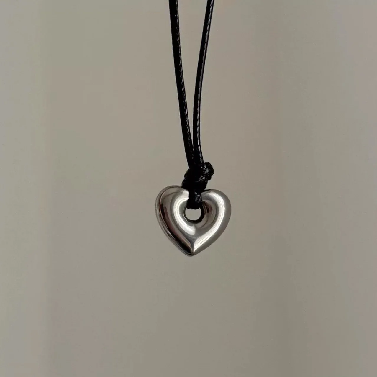 Wind stainless steel black wax rope hollow heart pendant necklace, light luxury high-end niche long necklace