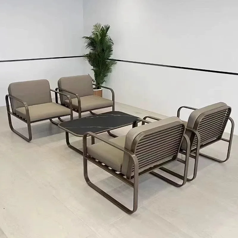 

Современный комплект мебели для террасы: диван и стол из нержавеющей стали для виллы или коттеджа.