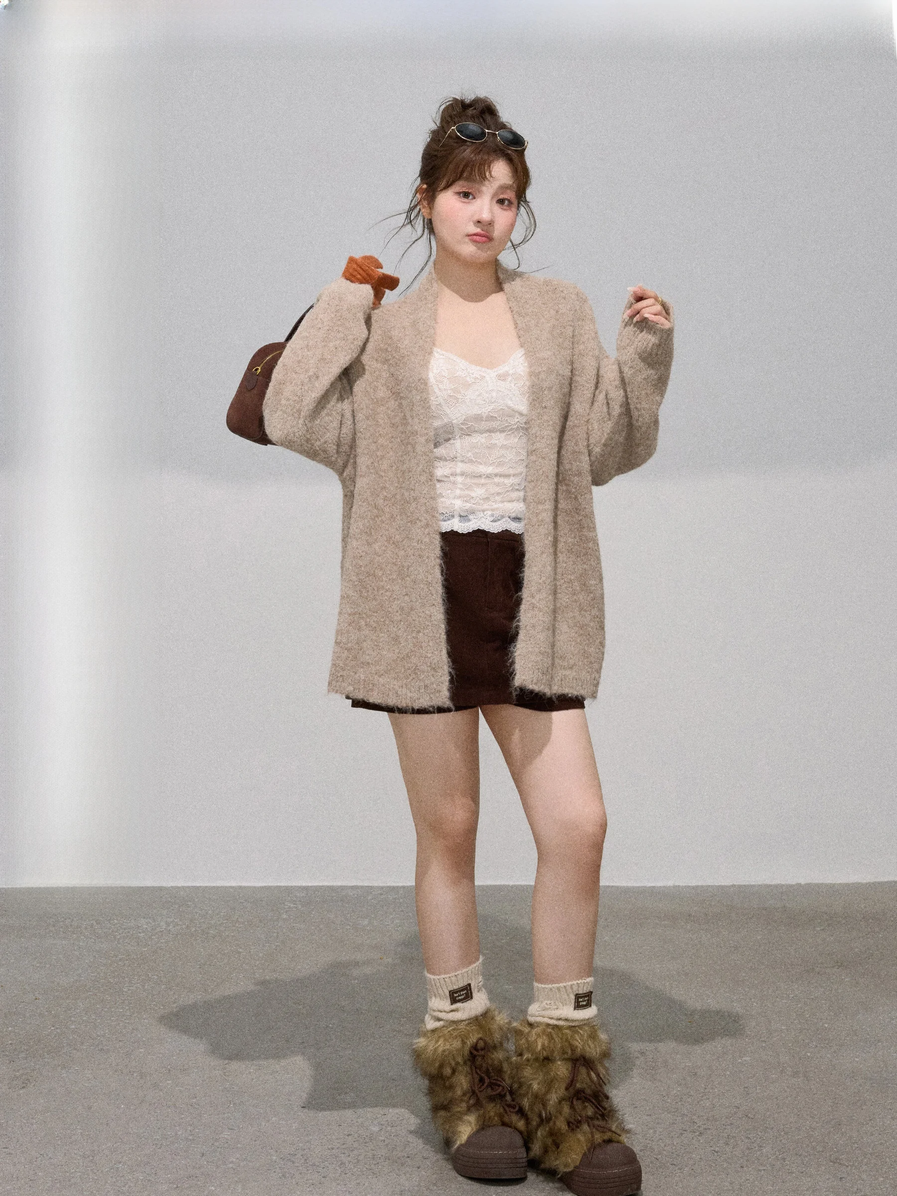 

Комплект JULULOOK "Quince Basil Praise" больших размеров: мягкий уютный кардиган с открытыми рукавами и юбка-обертка с кружевными бретелями. Осенний модный комплект.