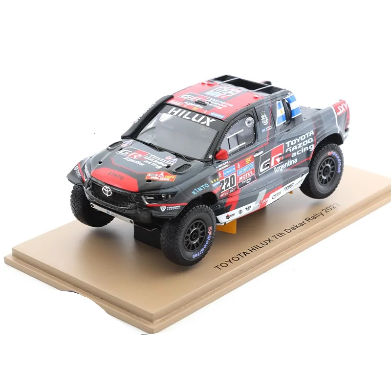 جديد شرارة 1:43 تويوتا هايلكس Gr Dkr No.220 2023 No.205 2022 بطولة داكار رالي محاكاة الراتنج نموذج تحصيل لعبة الهدايا #2