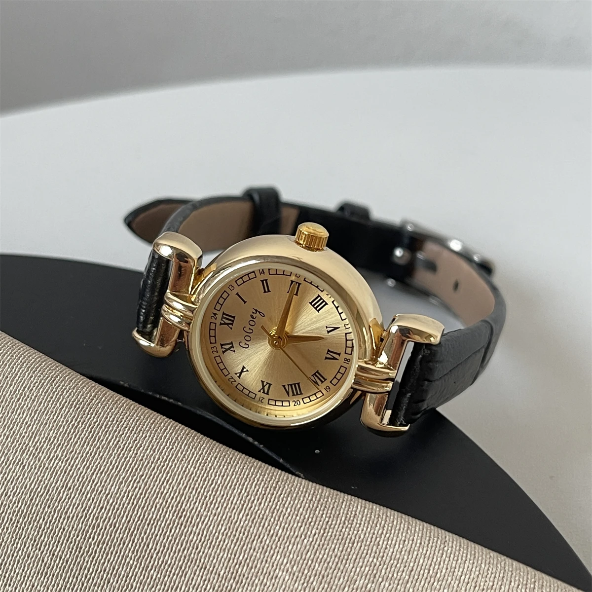 Retro light luxury thin strap student watch for women simple fashion round disc exquisite small quartz watch female gift