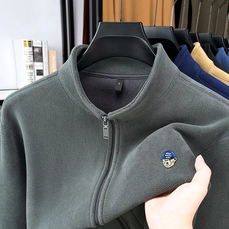 Marca de moda Otoño e Invierno nuevo terciopelo cálido cremallera de manga larga hombres marca de gama alta cabeza de oso bordado abrigo con cuello levantado