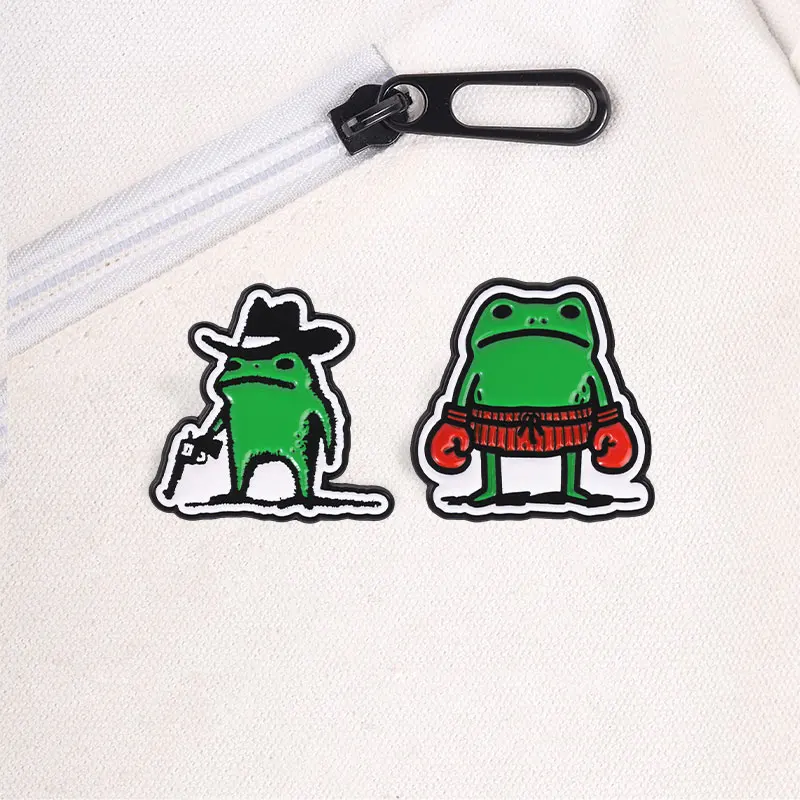 Cowboyhut Pistole Boxender Frosch Emaille-Abzeichen Cooler Meme-Stil Pin Grüner Amphibien-Charakter Metallbrosche Revers-Accessoire Geschenk – Detail 4