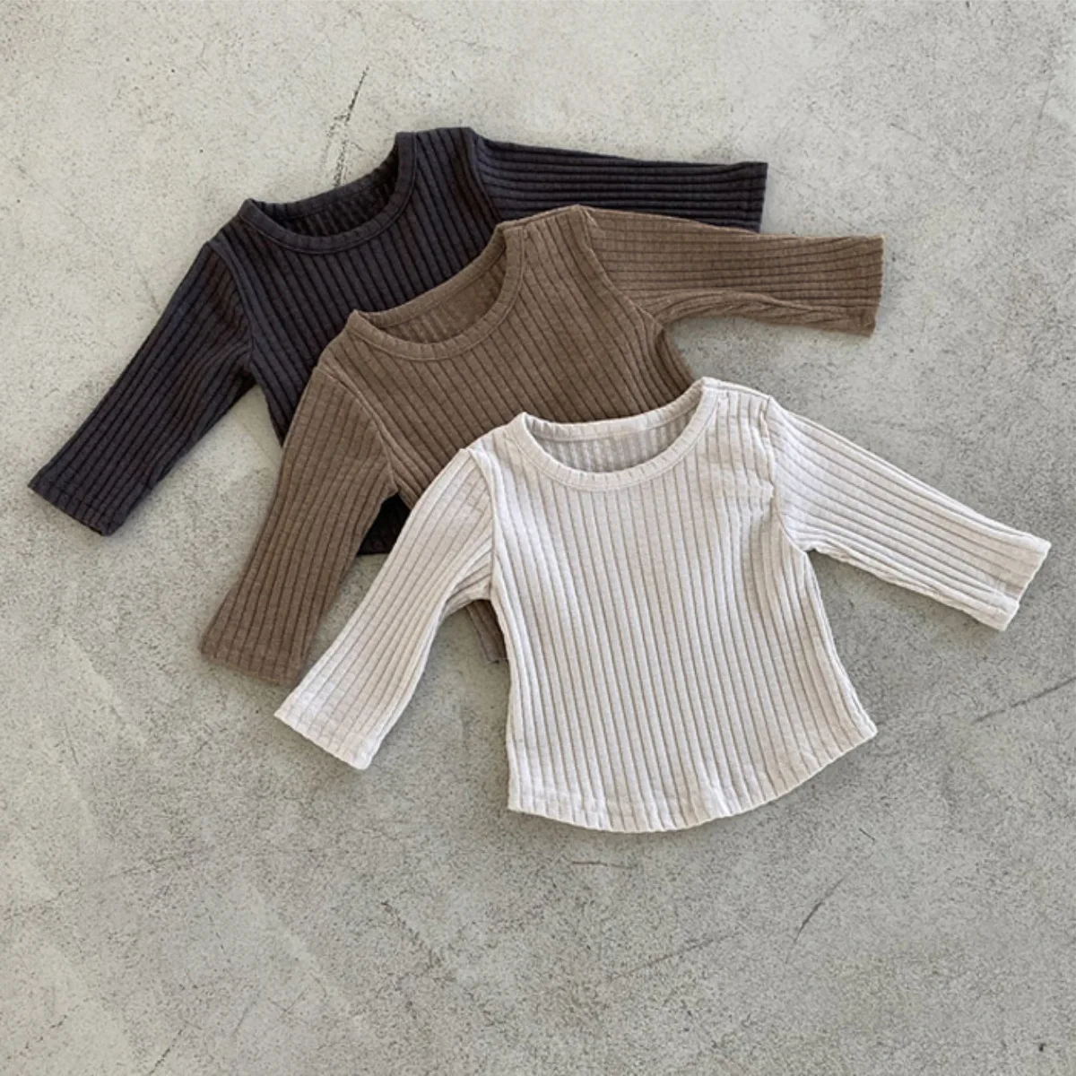 

Осень 20%, новые детские футболки с длинными рукавами, однотонные повседневные топы для маленьких мальчиков, хлопковые рубашки для маленьких девочек, милая детская одежда