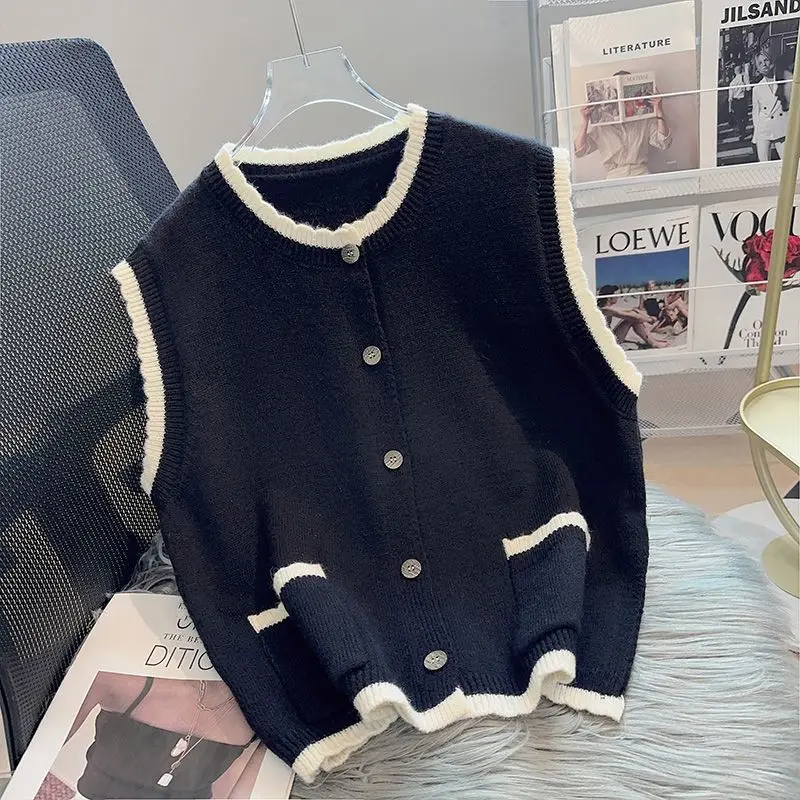 Autumn Winter 2024 New Simplicity Buttons O-neck Sleeveless Sweater Vest Female All-match Sweet Patchwork Pocket Top Tee Coat