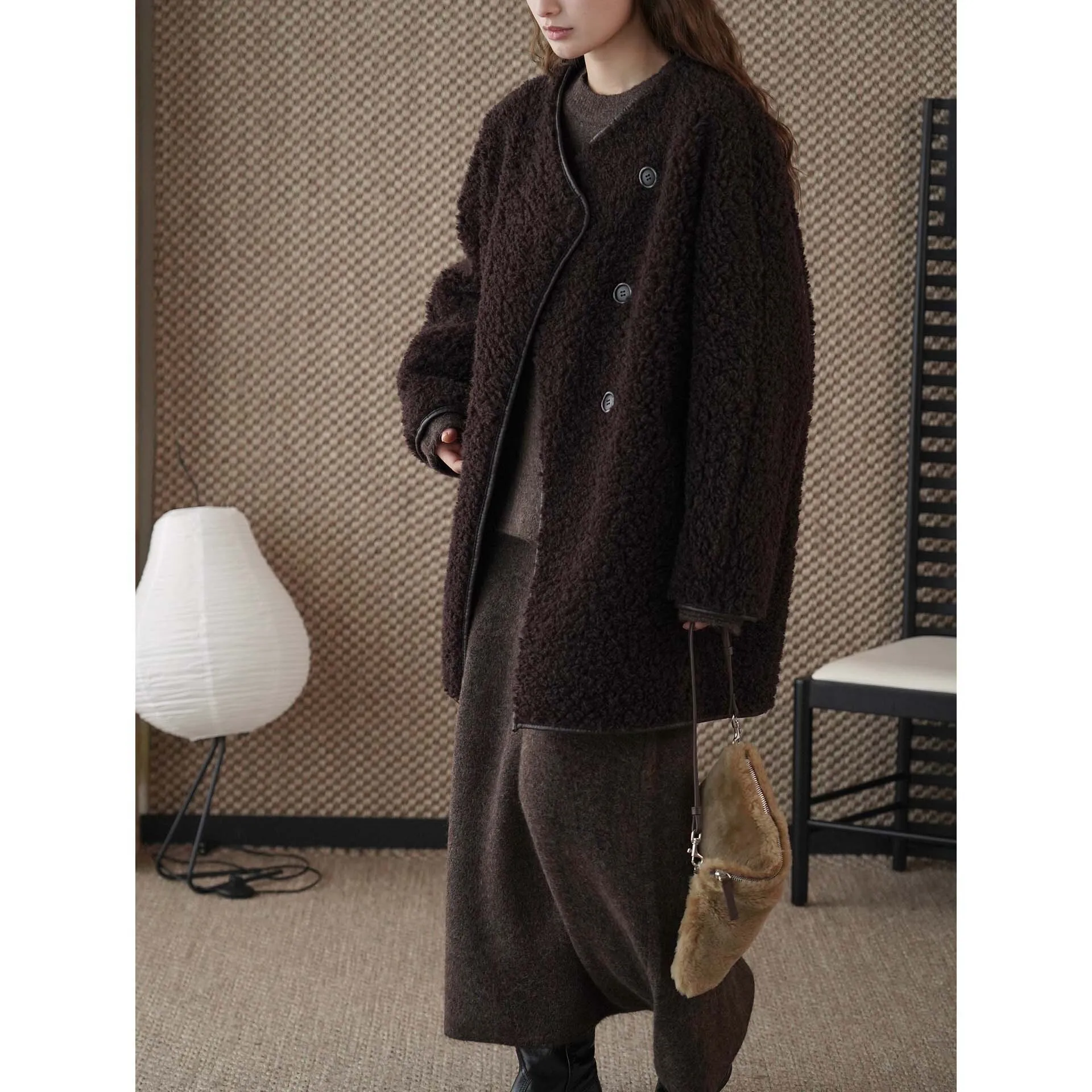 Abrigo de lana suelto de cordero de felpa con diseño de botones y tapeta diagonal de invierno para mujer