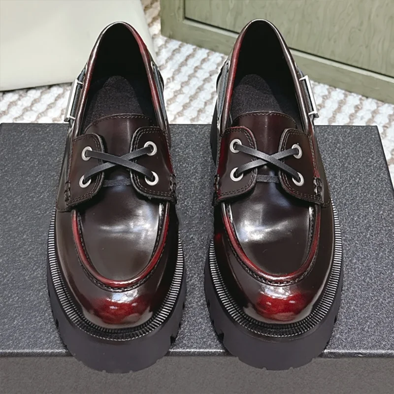 Mocasines de mujer de piel de vaca con corte de borde de alta calidad con suela gruesa y suela integrada de goma para moldear zapatos 25062313