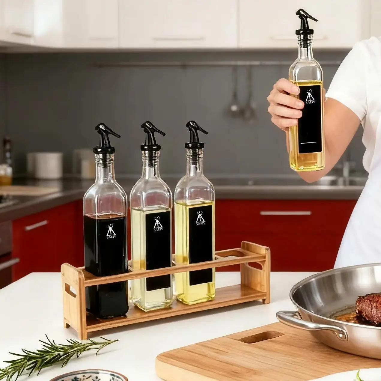 500ml 4er-Set bleifreie dickwandige Glasölflaschen mit abnehmbarem Bambusständer, kippsicherem Schlitz, auslaufsicheren Edelstahl-Ausgießern, Olivenöl- und Essigspender mit Metalltrichter, Korkstopfen