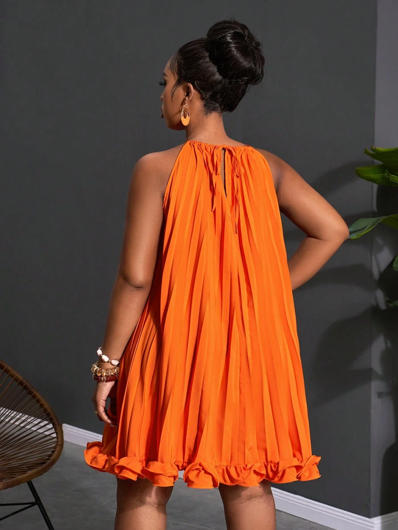 

Оранжевое плиссированное мини-платье с воротником-халтер и рюшами по низу для женщин, повседневное, в стиле бохо, для пляжа и лета