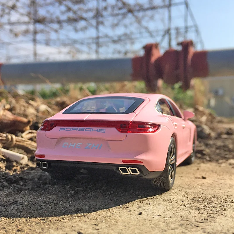 1:32 Simulation Porsche Panamera Alloy Car Model Doors and Engine Lid, Trunk Can Open  rich details, fine workmanship