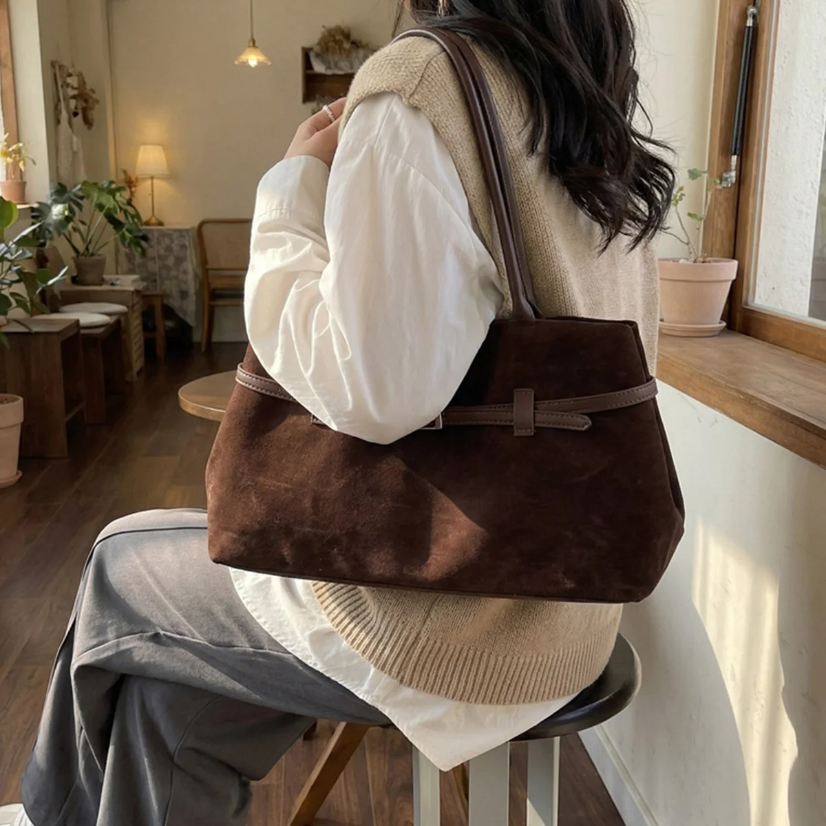 

Простота замшевой сумки-тоут с пряжкой на ремне, магнитной застежкой, водонепроницаемыми нижними шпильками большой вместимости для повседневных покупок