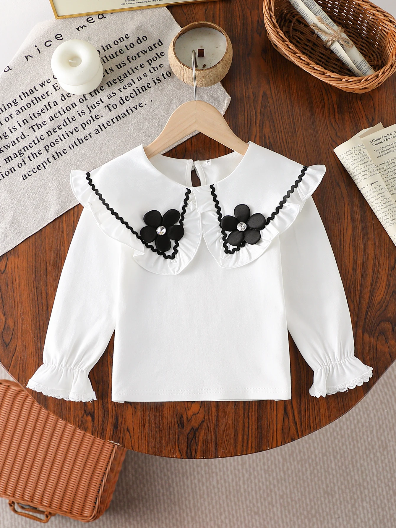 Girls' Spring and Autumn Long-Sleeved T-Shirt, Fashionable Classic Black with Three-Dimensional Flowers, Contrasting White Doll Collar, Solid Color T-Shirt, Versatile Everyday Clothes for Little Girls