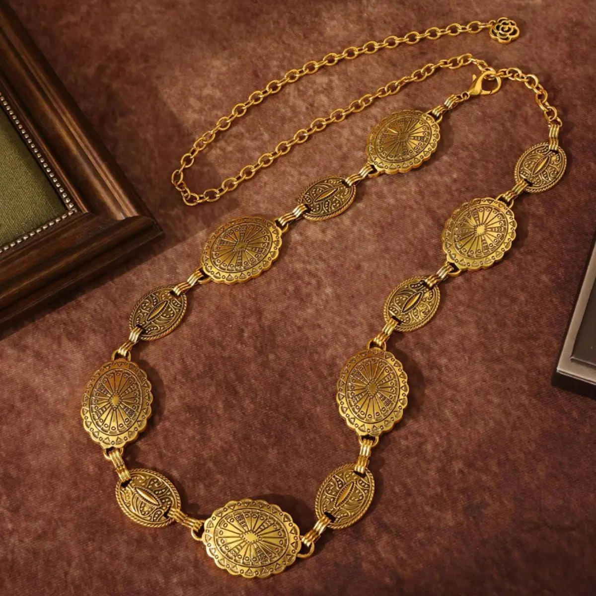 Vintage Oval Craved Metal Waist Chain dla kobiet w stylu retro Wykwintne pozłacane łańcuszki do paska Modna biżuteria na ciało Prezenty — zdjęcie 4