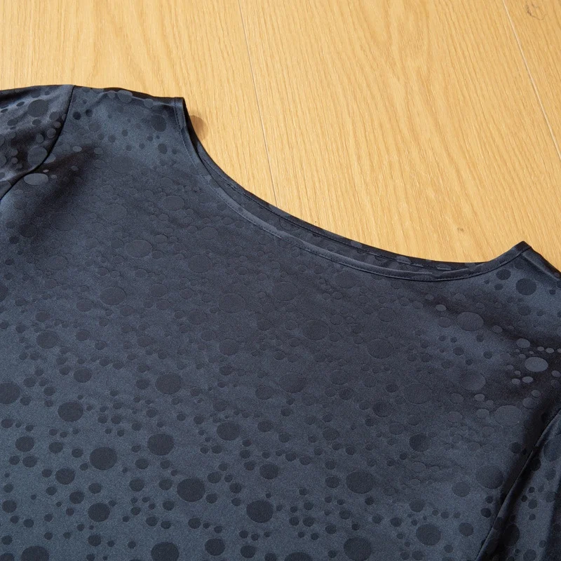 100%ผ้าไหมหม่อนผ้าไหมแจ็คการ์ดผู้หญิงเสื้อหลวมสีกรมท่าจุดรอบคอ 3/4 แขนเสื้อฤดูร้อน QQ046