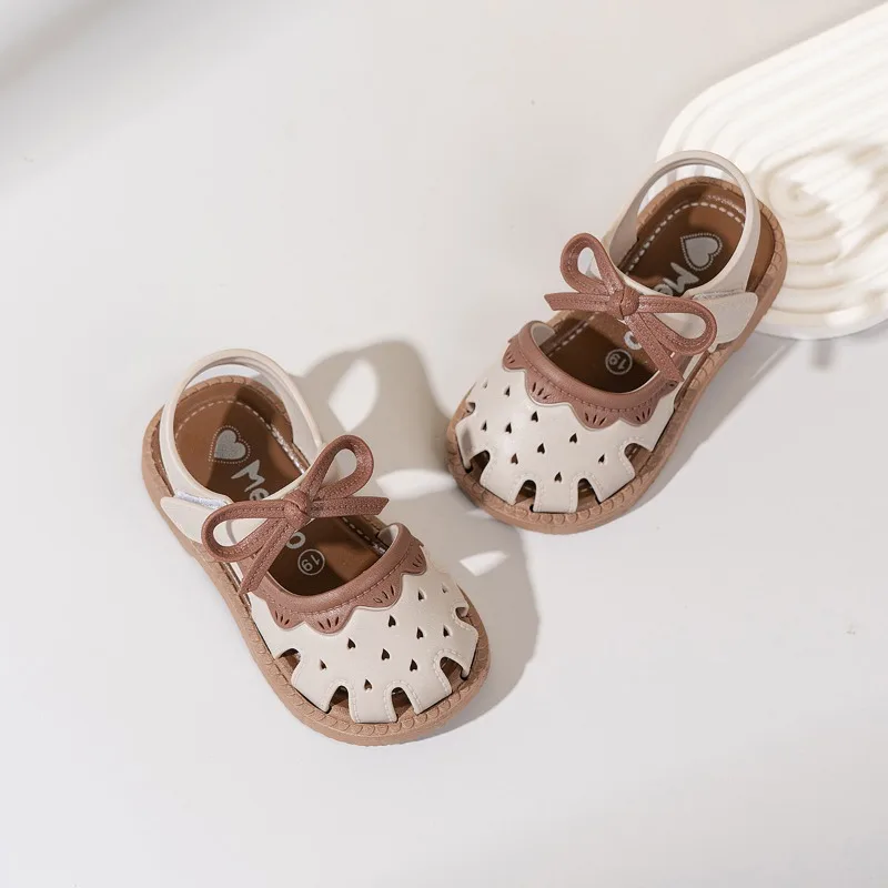2026 الصيف الفتيات الصنادل المسطحة الجوف التدريجي موضة Bowknot أنيقة للأطفال صنادل شاطئ عدم الانزلاق السببية الاطفال الصغار الصنادل