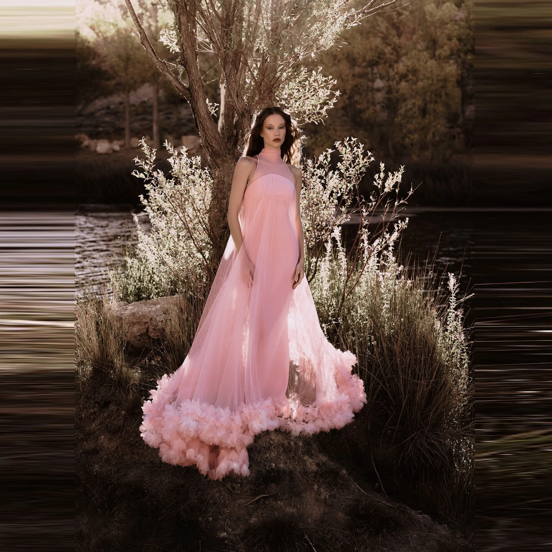 

Элегантное розовое свадебное платье с бретелькой на шее и перьями, роскошное платье ручной работы в стиле барокко, изысканный винтажный дизайн