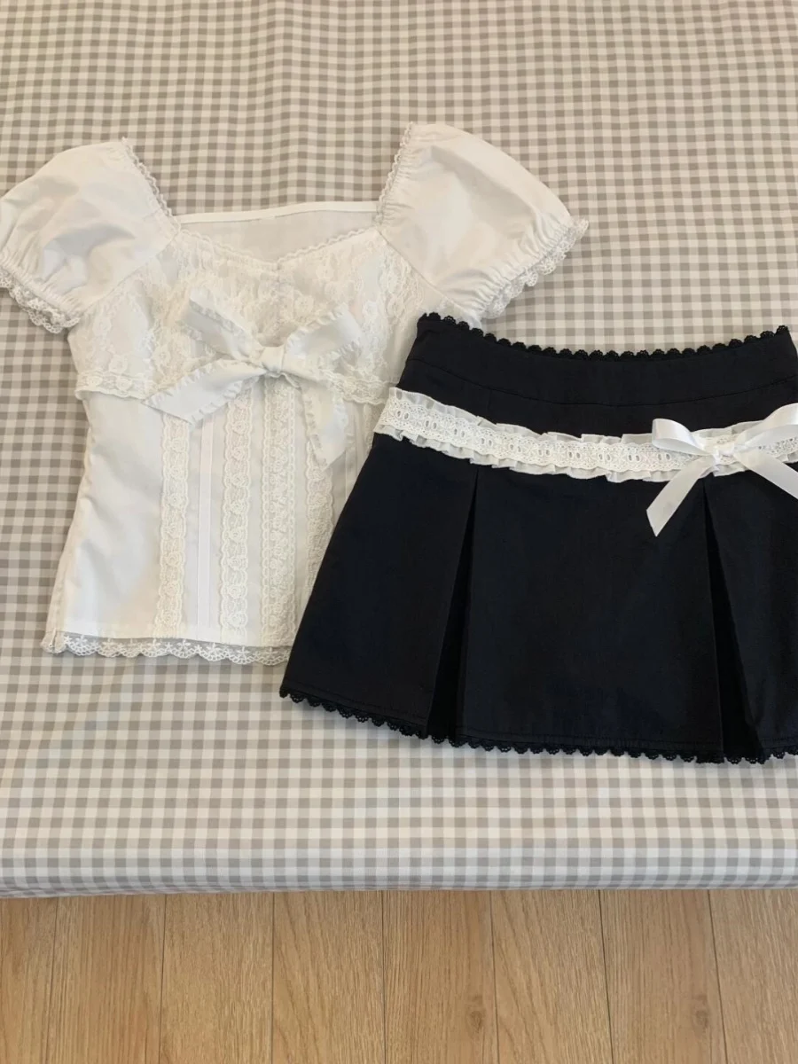 

Белый кружевной комплект Ele: футболка с узлом, блузка и юбка. Женский летний комплект из двух предметов свободного кроя с круглым вырезом и коротким рукавом.