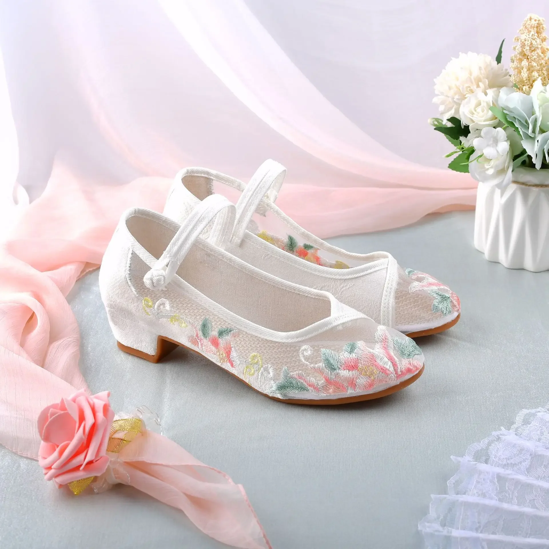 Hibiscus Schoenen Nieuwe Stijl Vierkante Hak Gecombineerd Met Cheongsam Hanfu Schoenen Etnische Stijl Enkele Geborduurde Mesh Schoenen