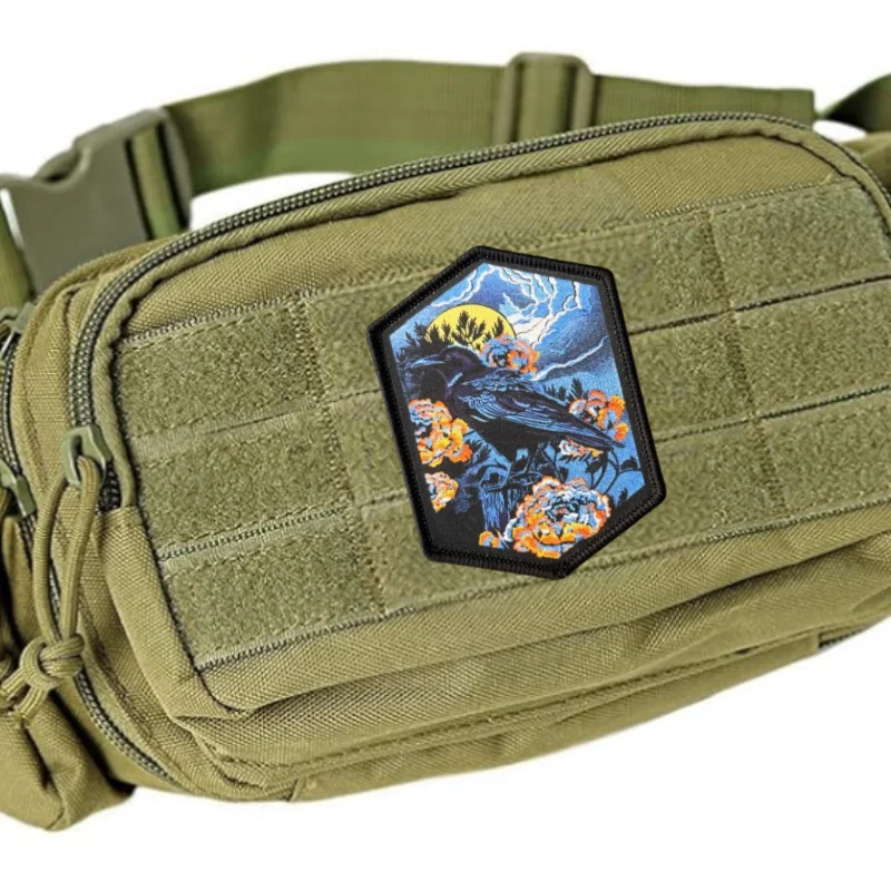 Parche táctico Dark Crow Moon con cierre velcro para mochila - imagen 2