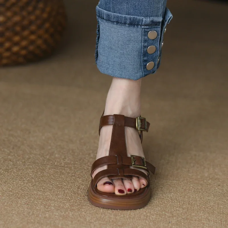 Женские модные сандалии, новые 34-39, маленькие размеры, с открытым носком, с квадратной головкой, металлической пряжкой, на высоком каблуке, модные пригородные туфли на толстом каблуке