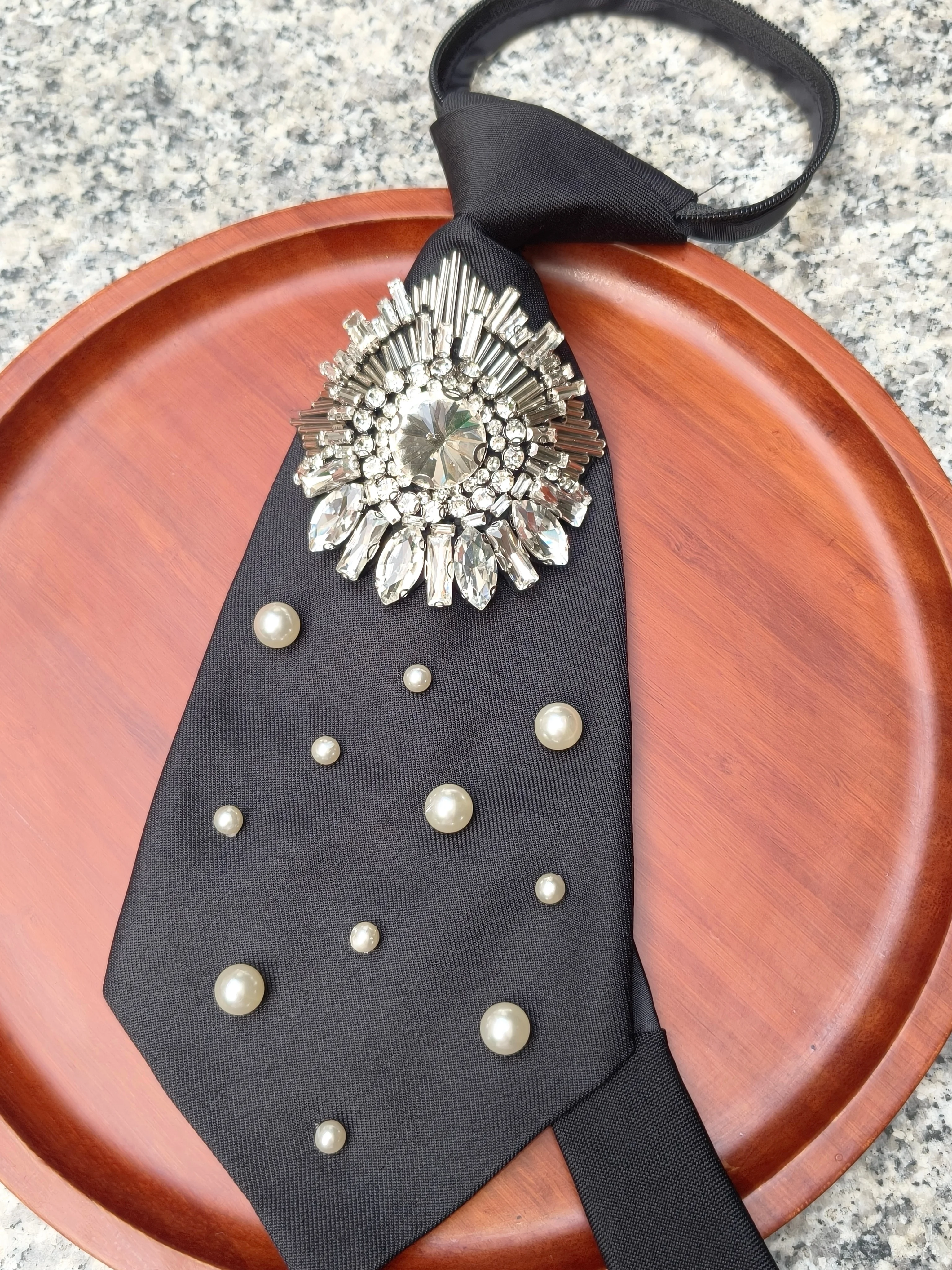 Retro Palace-Style Sunflower Rhinestone Tie with Pearl Embellishments, a Perfect Accessory for Suits and Formal Wear (Suitable for Events Such as the World Cup, Music Festivals, and Independence Day)