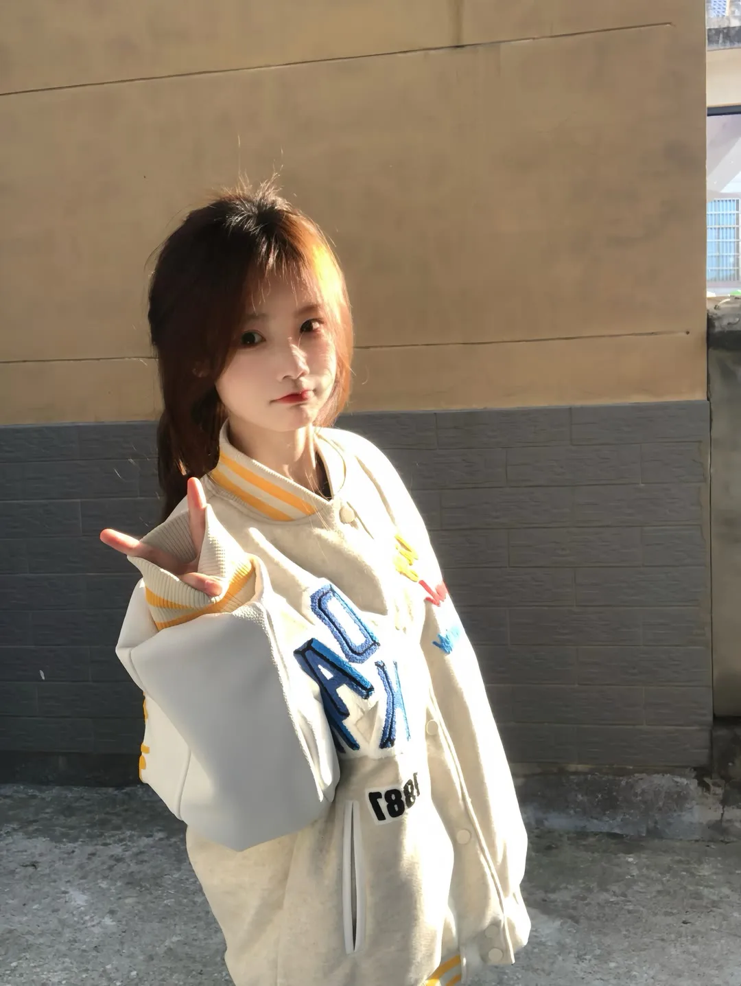 

Бейсбольные куртки оверсайз женские осенние в стиле Харадзюку, с отстегивающимися длинными рукавами, из твила, однотонные, ретро, с подкладкой из модала, с принтом K-pop