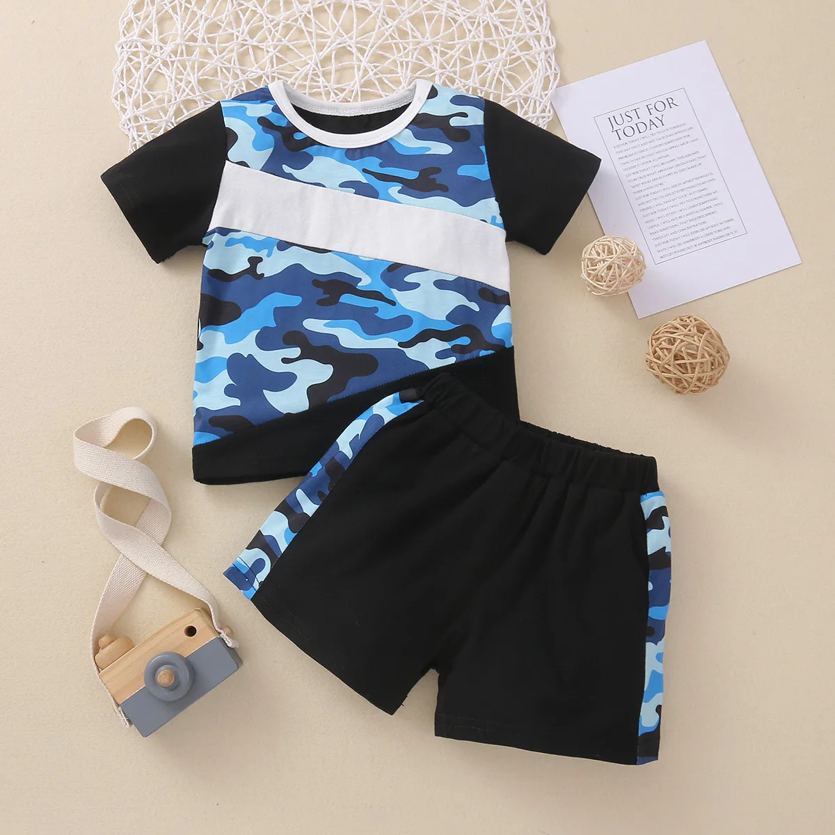 

Two piece set of fashionable and cute short sleeved camouflage spliced pullover and shorts for baby boys in summer
