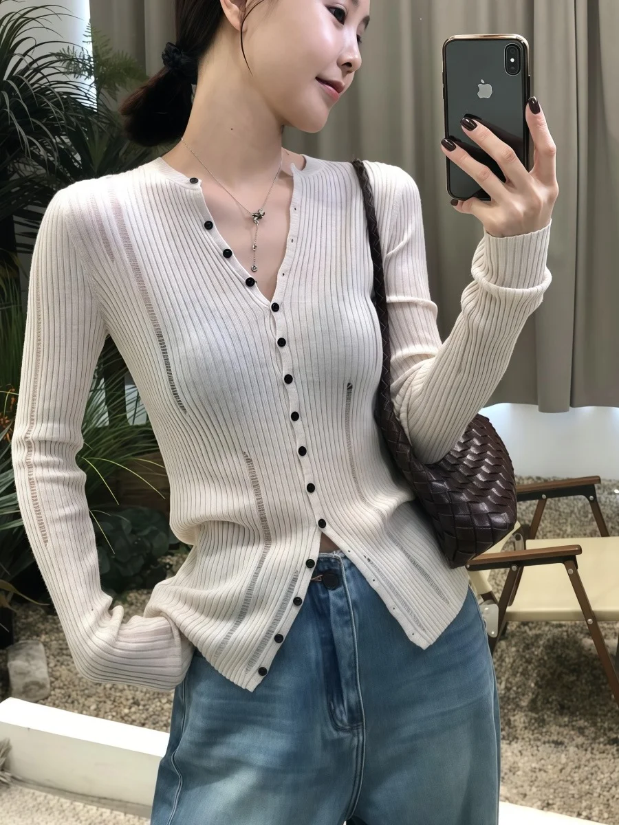 เสื้อถักทรงเข้ารูป แขนยาว คอวี สำหรับผู้หญิง ต้นฤดูใบไม้ร่วง 2025 รุ่นใหม่ เสื้อซับใน เสื้อชั้นใน สไตล์ฝรั่งเศส ผ้าโพลีเอสเตอร์...