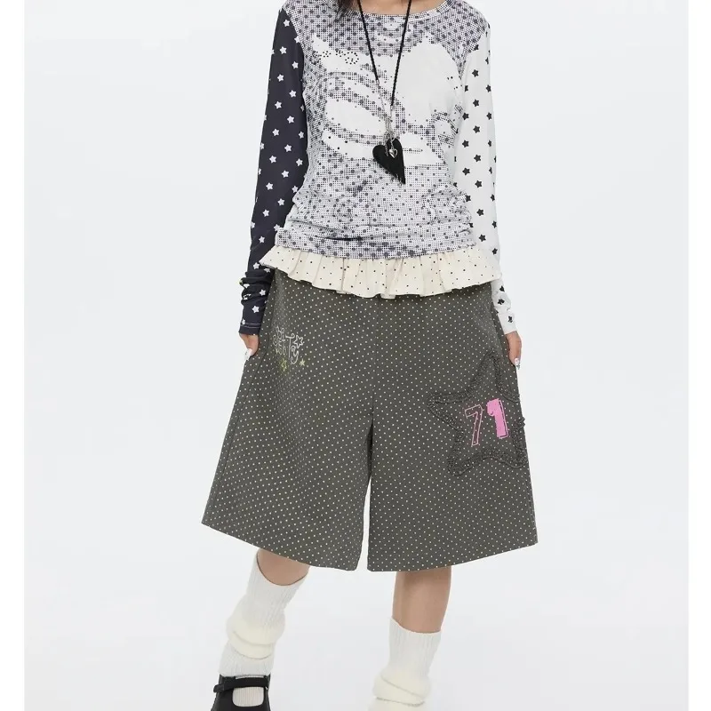 

Женский комплект: топ с длинным рукавом и принтом в горошек, с рюшами по низу, и широкие шорты с высокой талией