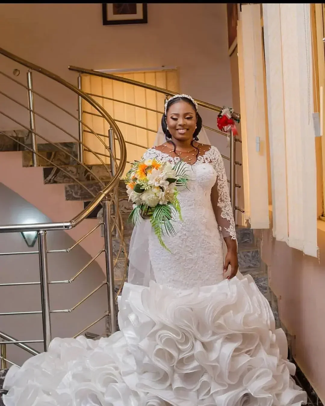 تخصيص مغرفة مطرز حورية البحر فستان الزفاف Vestido De Noiva Sereia طويلة الأكمام الأورجانزا المتتالية كشكش فستان زفاف